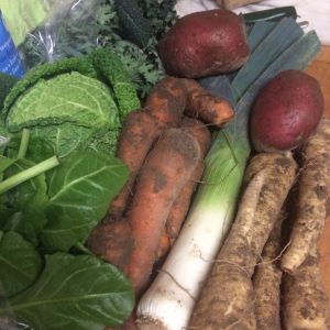 Veg bag contents: spinach, cabbbage, kale, carrots, parsnips, leeks and potatoes - veg bag - midorigreen.co.uk